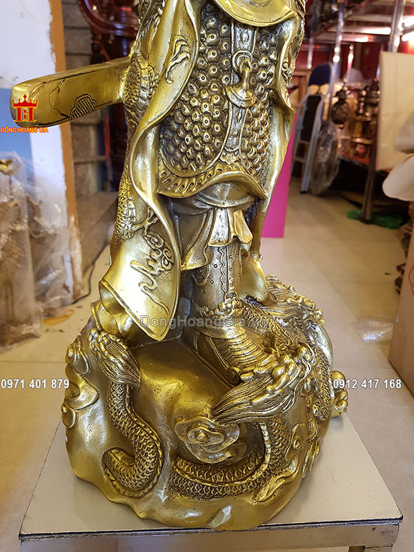 Sản phẩm được đúc từ đồng vàng nguyên khối vô cùng chi tiết và tỉ mỉ bởi đôi bàn tay tài hoa của các nghệ nhân làng nghề đồng Ý Yên - Nam Định